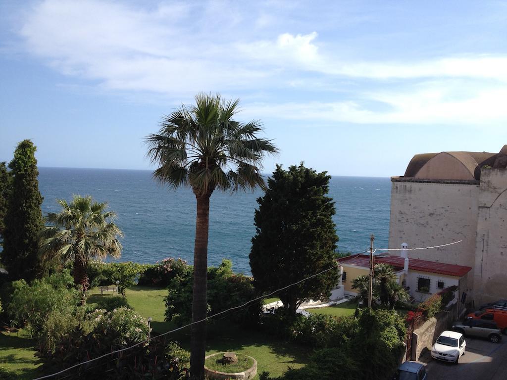 Guarinelli 88 Bed & Breakfast Gaeta Bagian luar foto